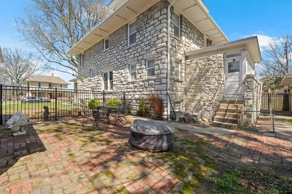 $350,000 | 611 West Maple Avenue, Independence, MO 64050