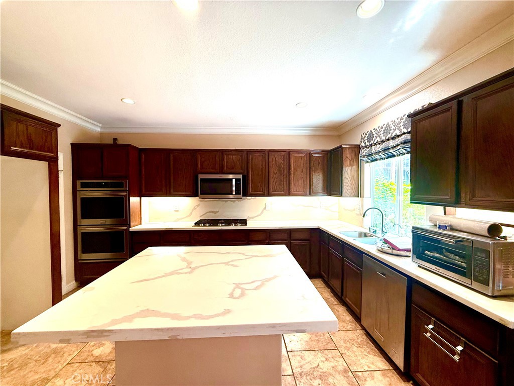 11408 Figtree Terrace Road Corona, CA 92883 - Photo 11 of 47 Gallery Image 11