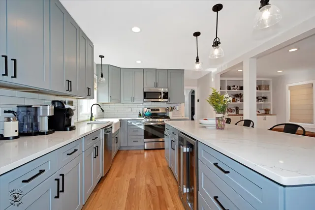 $499,000 | 9751 South Hamlin Avenue, Evergreen Park, IL 60805