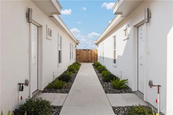 a view of a back yard