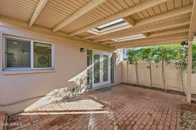 a view of a backyard