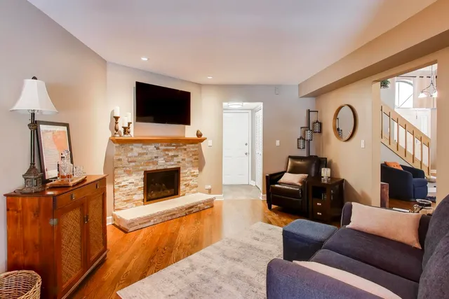 $439,000 | 141 Chatsworth Circle, Schaumburg, IL 60194