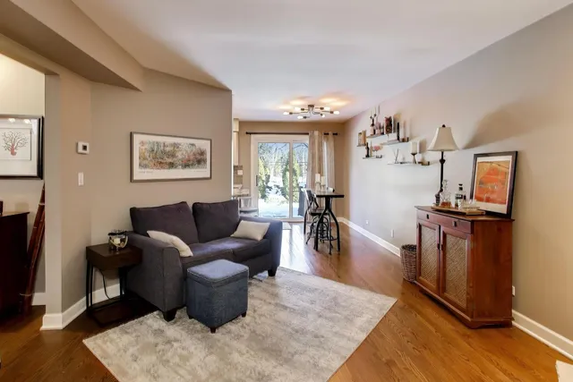 $439,000 | 141 Chatsworth Circle, Schaumburg, IL 60194