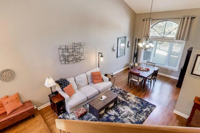 $439,000 | 141 Chatsworth Circle, Schaumburg, IL 60194