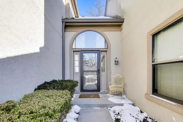 $439,000 | 141 Chatsworth Circle, Schaumburg, IL 60194