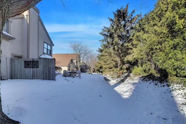 $439,000 | 141 Chatsworth Circle, Schaumburg, IL 60194