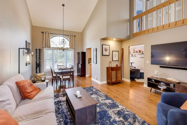 $439,000 | 141 Chatsworth Circle, Schaumburg, IL 60194