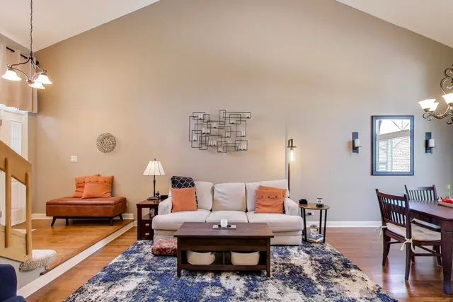 $439,000 | 141 Chatsworth Circle, Schaumburg, IL 60194