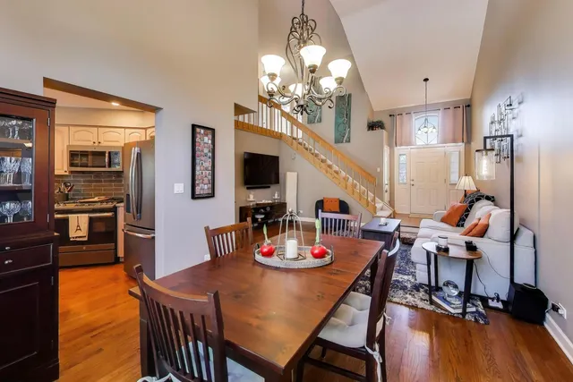 $439,000 | 141 Chatsworth Circle, Schaumburg, IL 60194