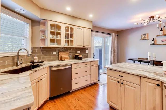 $439,000 | 141 Chatsworth Circle, Schaumburg, IL 60194