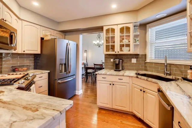 $439,000 | 141 Chatsworth Circle, Schaumburg, IL 60194