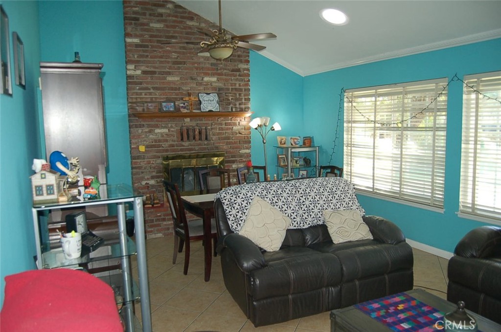 395 South Tamarisk Avenue Rialto, CA 92376 - Photo 3 of 22