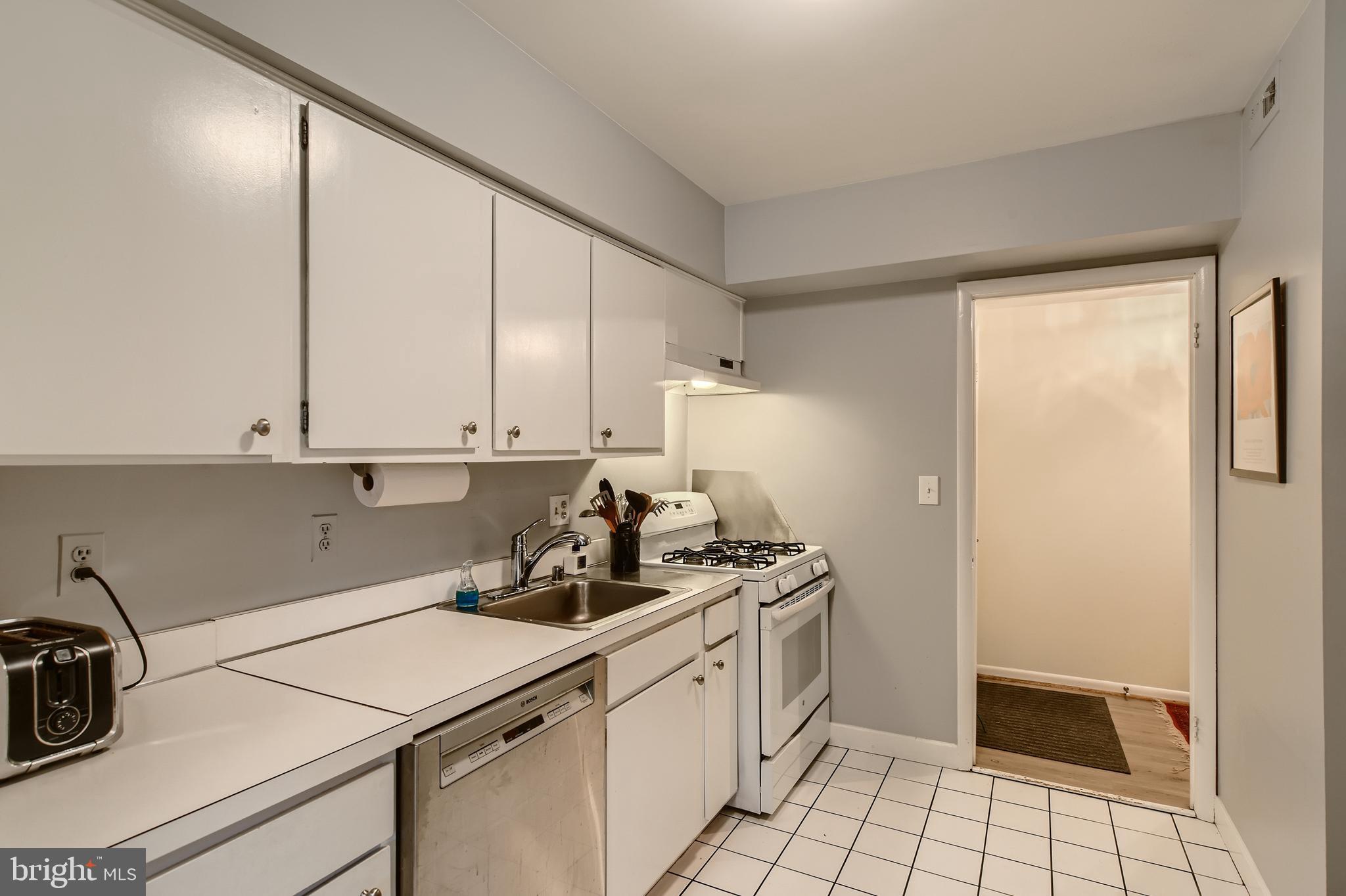 116 Cross Keys Road, Unit R116A Baltimore, MD 21210 - Photo 7 of 12 Kitchen has newer appliances