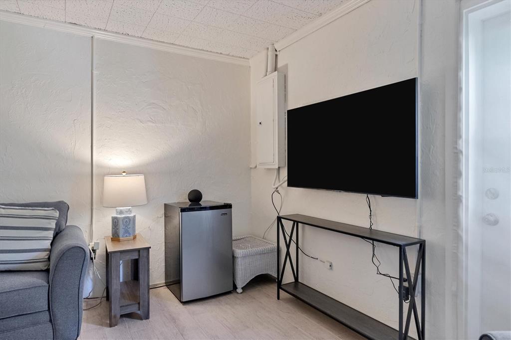 261 Lee Avenue Boca Grande, FL 33921 - Photo 35 of 48 a living room with furniture and a flat screen tv