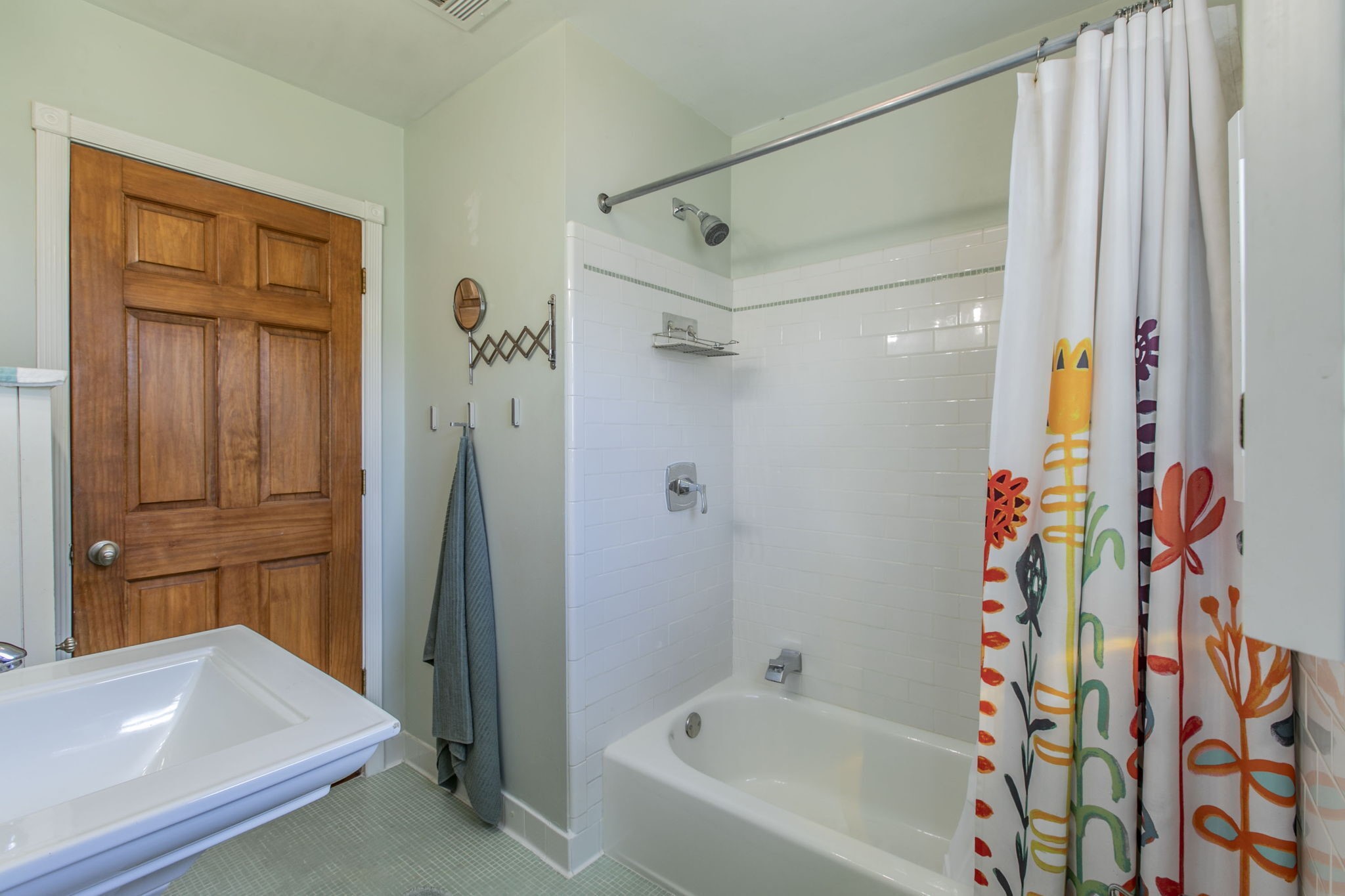 1111 Woodhill Road Houston, TX 77008 - Photo 17 of 42 a bathroom with a bathtub and a shower