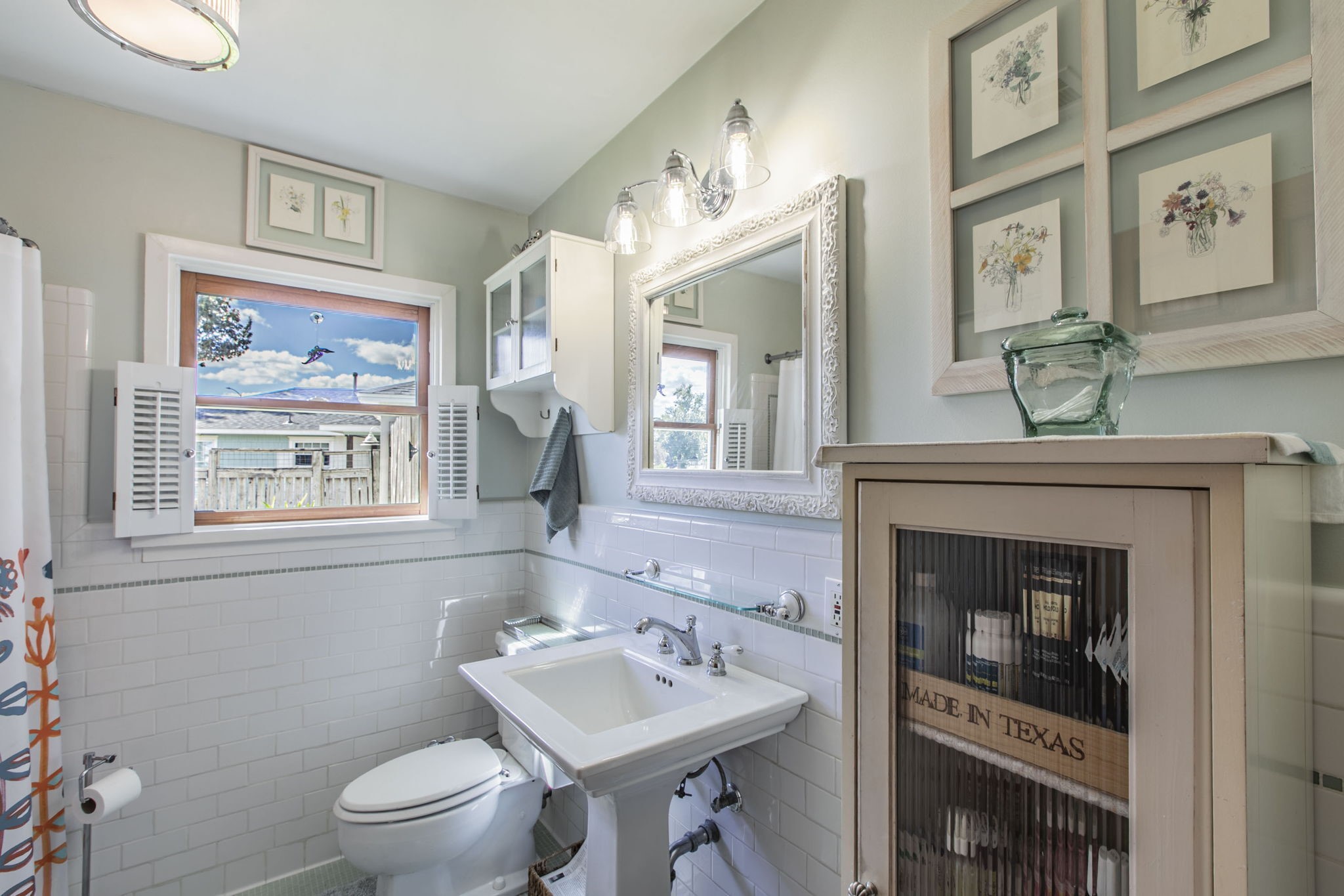 1111 Woodhill Road Houston, TX 77008 - Photo 18 of 42 a bathroom with a sink a toilet and a mirror