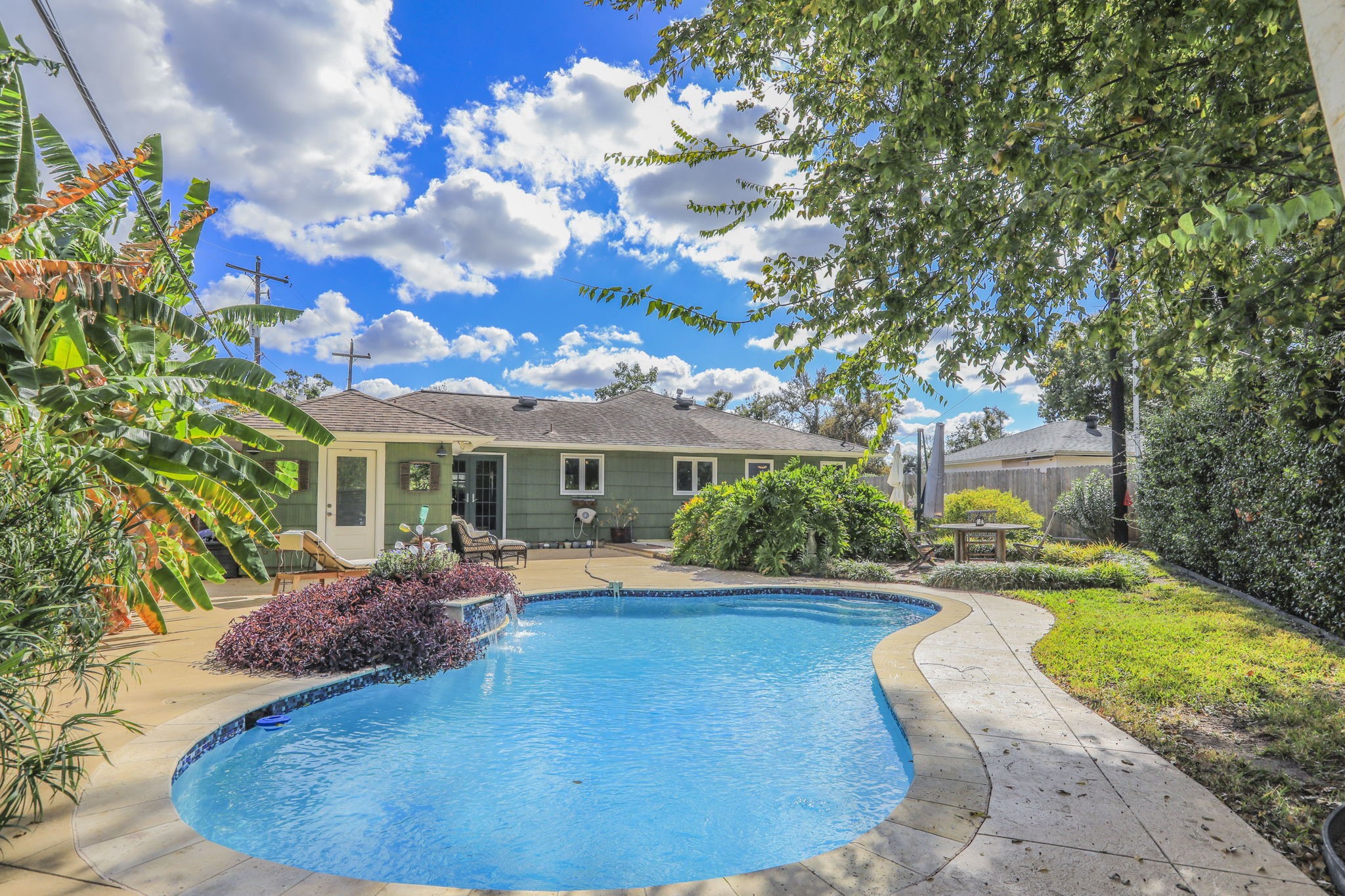 1111 Woodhill Road Houston, TX 77008 - Photo 22 of 42 a view of a house with swimming pool and sitting area