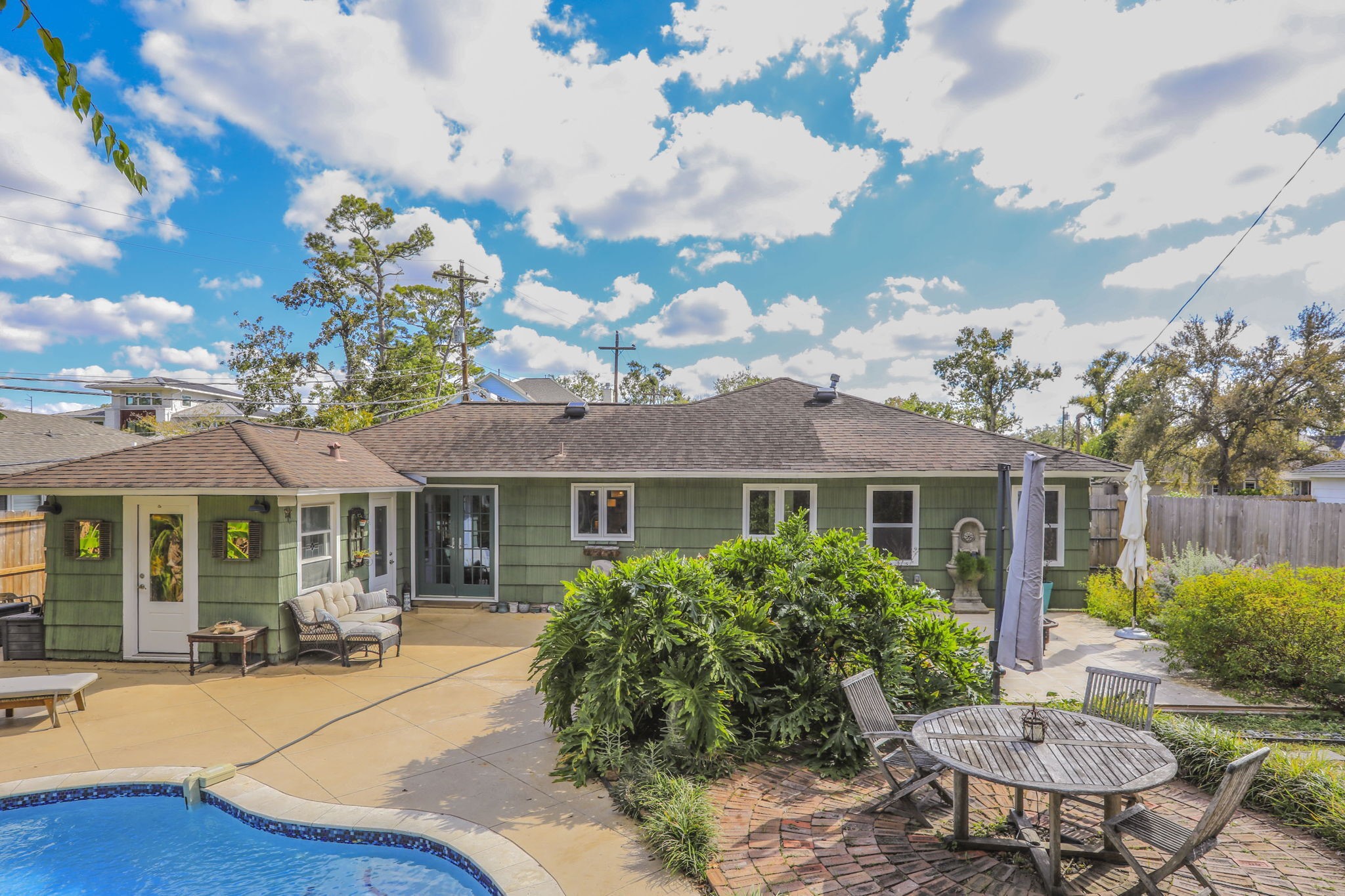 1111 Woodhill Road Houston, TX 77008 - Photo 24 of 42 a backyard of a house with table and chairs