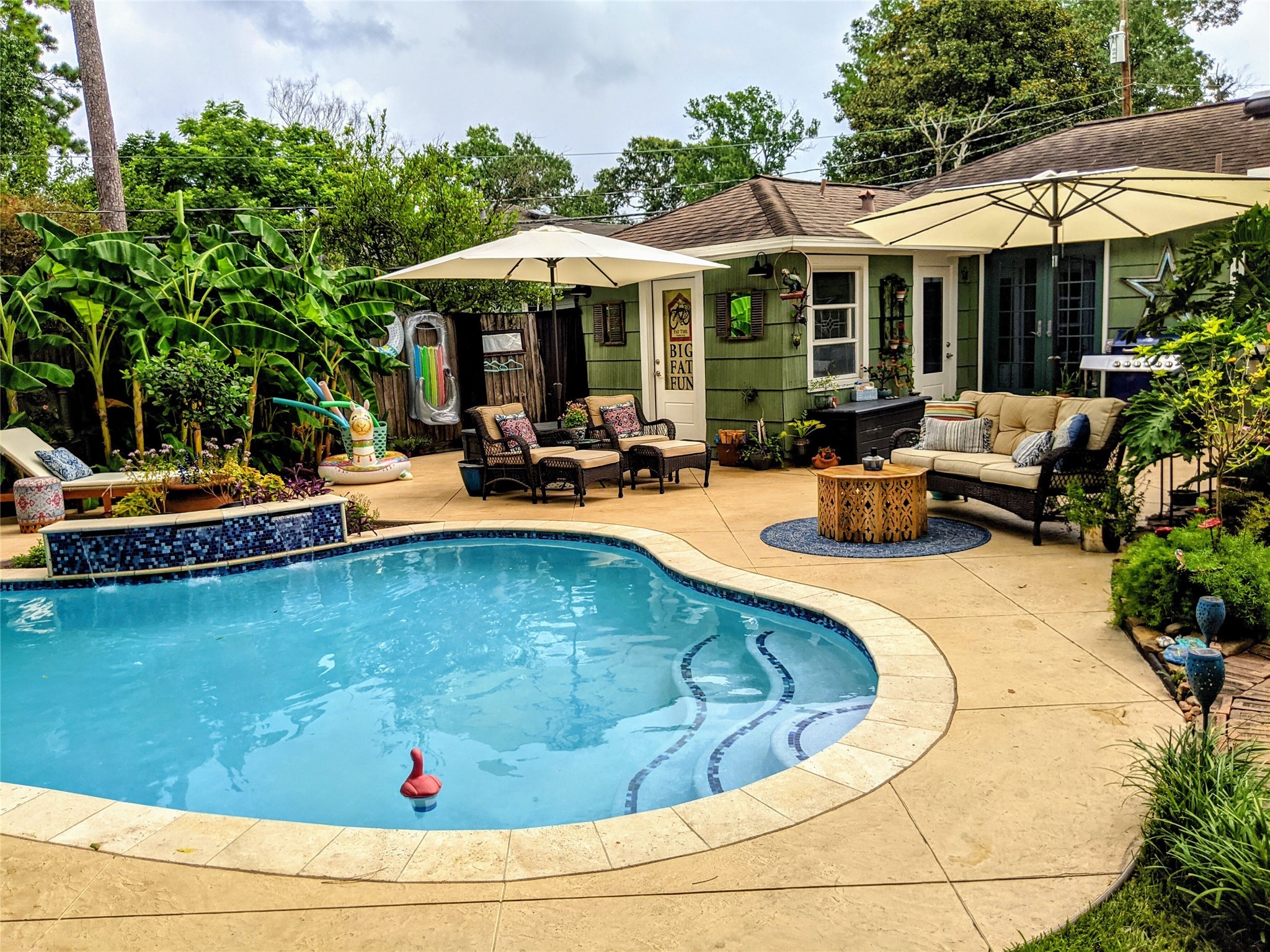 1111 Woodhill Road Houston, TX 77008 - Photo 26 of 42 a view of a house with swimming pool and sitting area