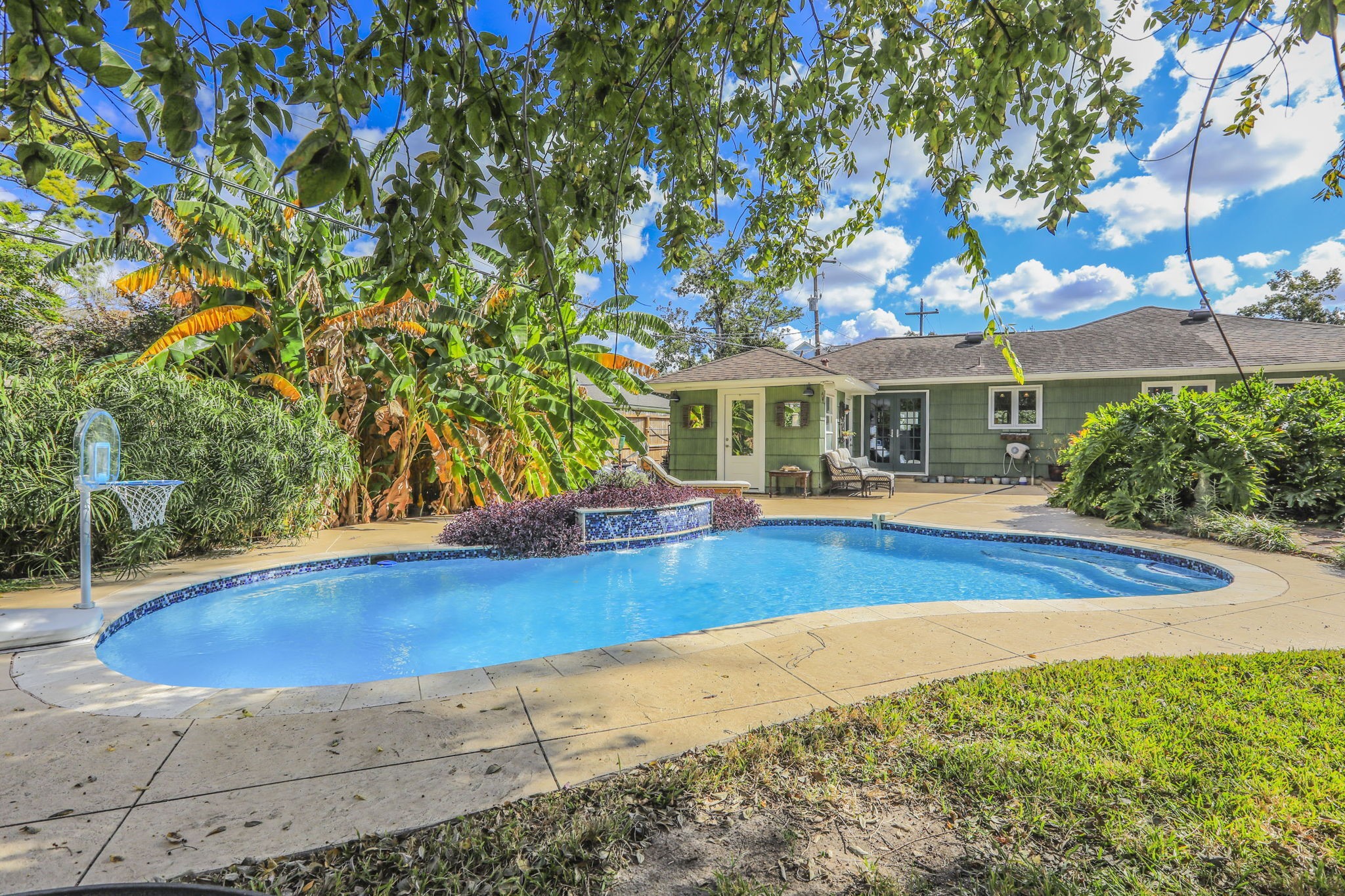 1111 Woodhill Road Houston, TX 77008 - Photo 27 of 42 a view of outdoor space yard and swimming pool