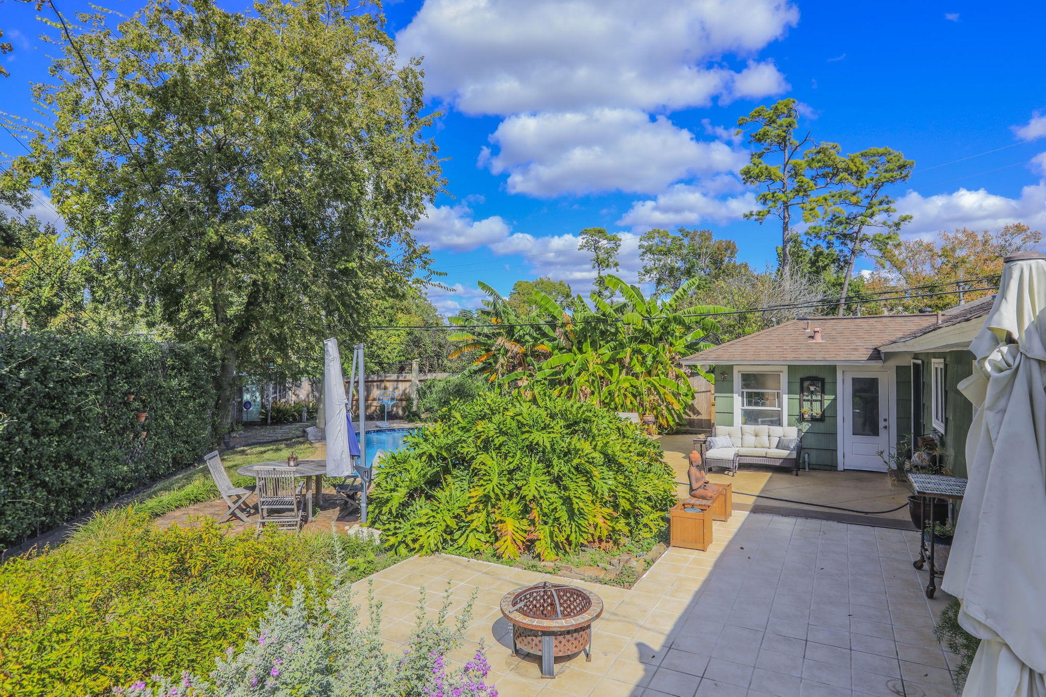 1111 Woodhill Road Houston, TX 77008 - Photo 28 of 42 a house with garden in front of it