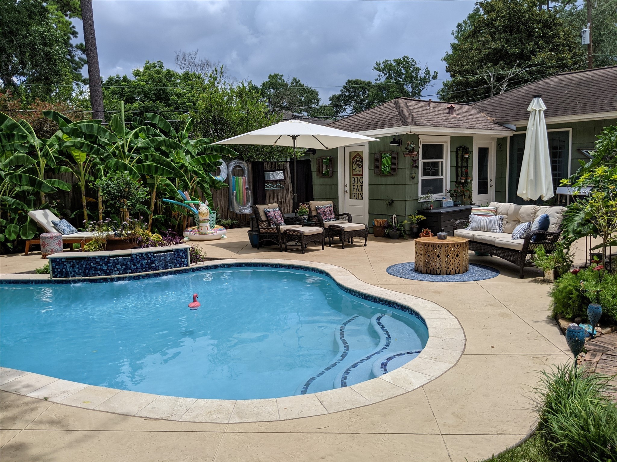 1111 Woodhill Road Houston, TX 77008 - Photo 29 of 42 a view of a house with swimming pool and sitting area