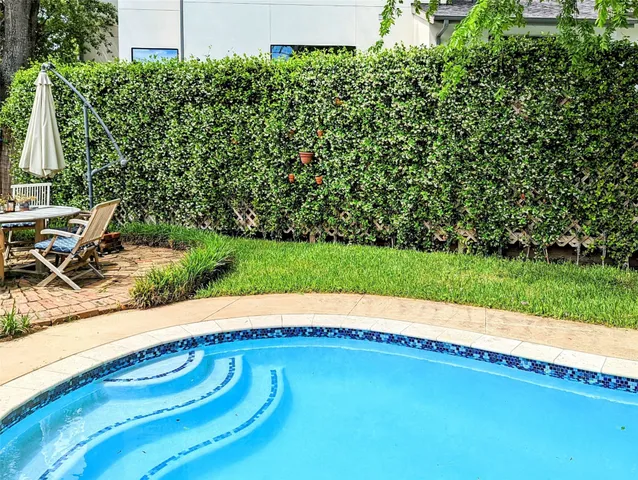 a view of a garden and basketball court
