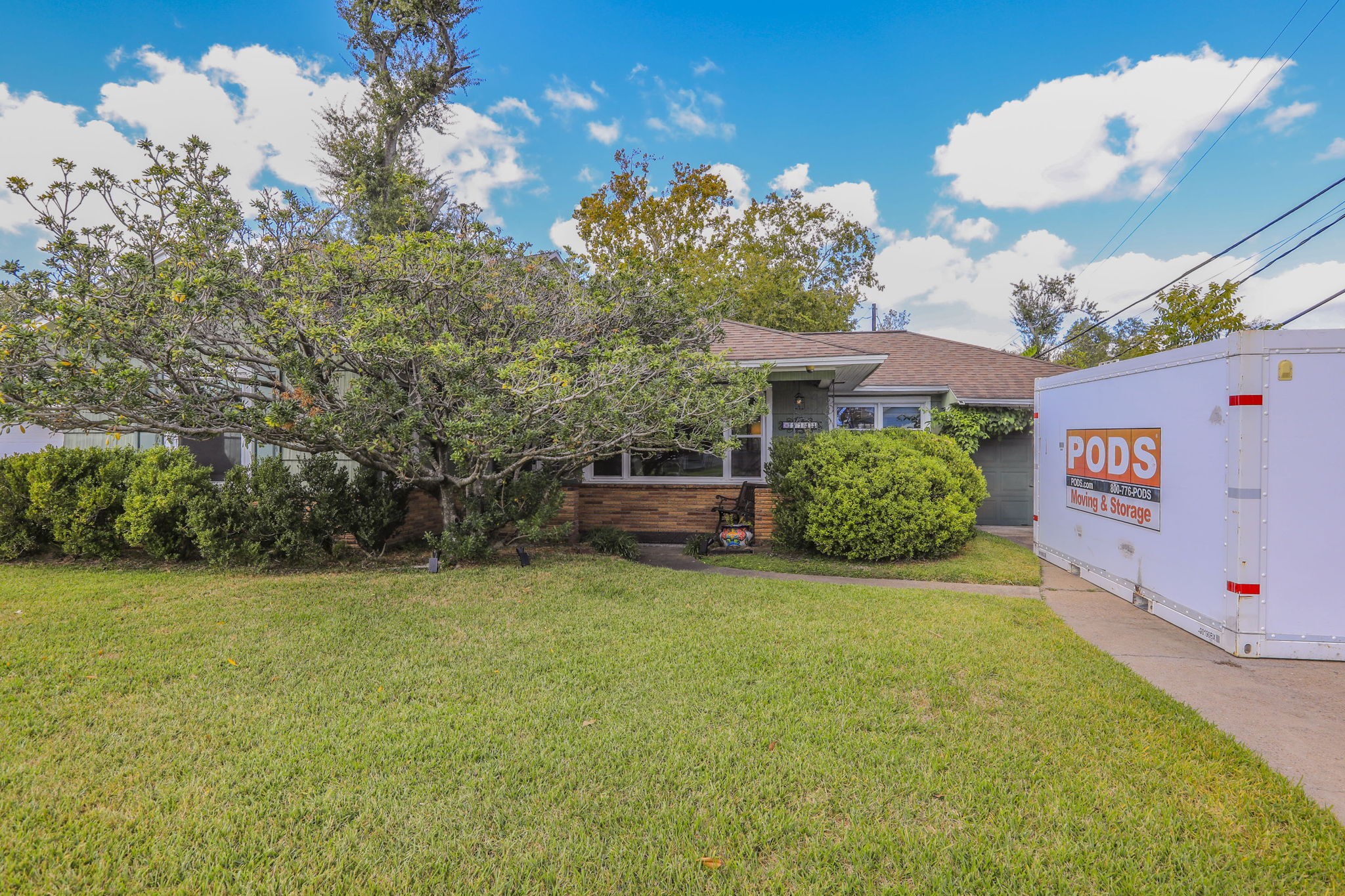 1111 Woodhill Road Houston, TX 77008 - Photo 33 of 42 a front view of a house with garden
