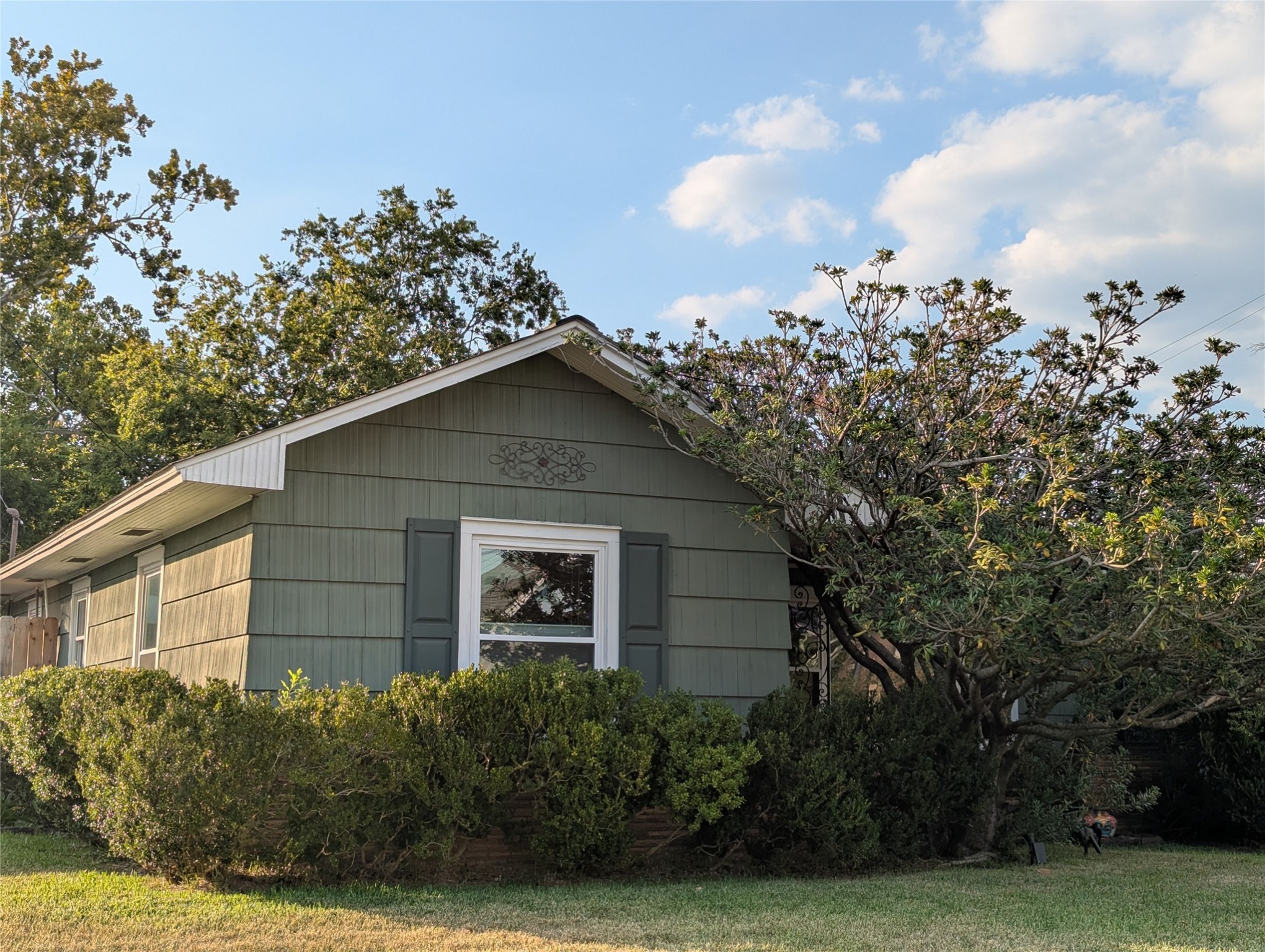 1111 Woodhill Road Houston, TX 77008 - Photo 37 of 42 a front view of a house with garden