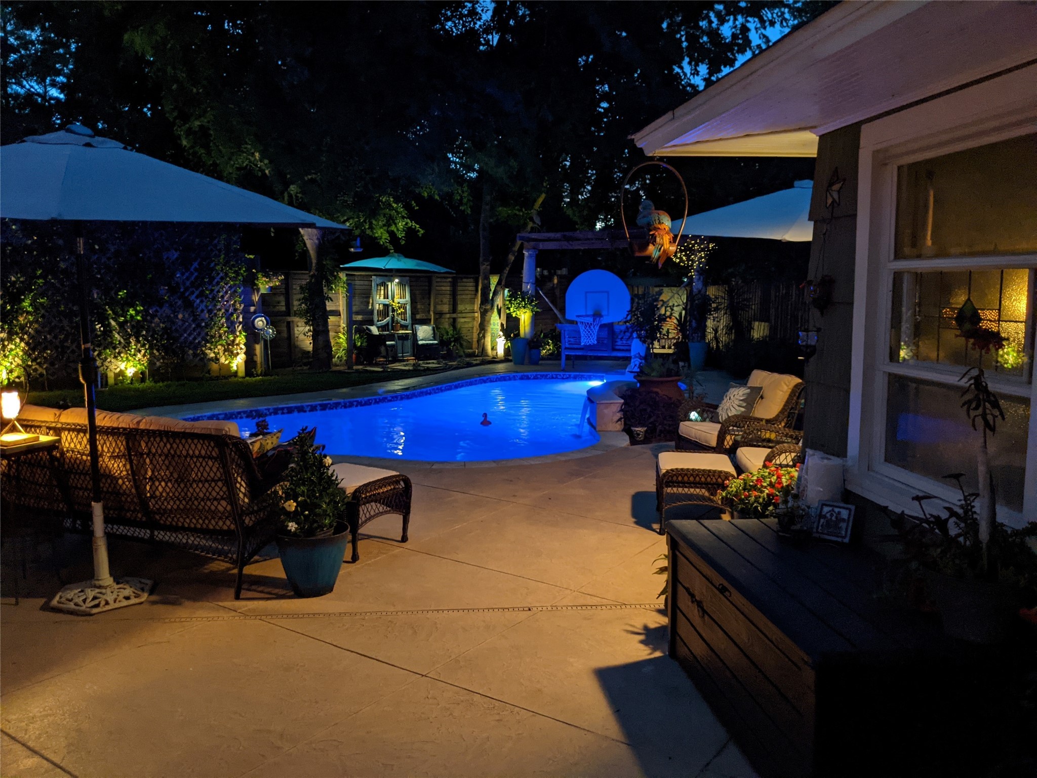 1111 Woodhill Road Houston, TX 77008 - Photo 41 of 42 a view of a chairs and tables in patio and a tables in patio