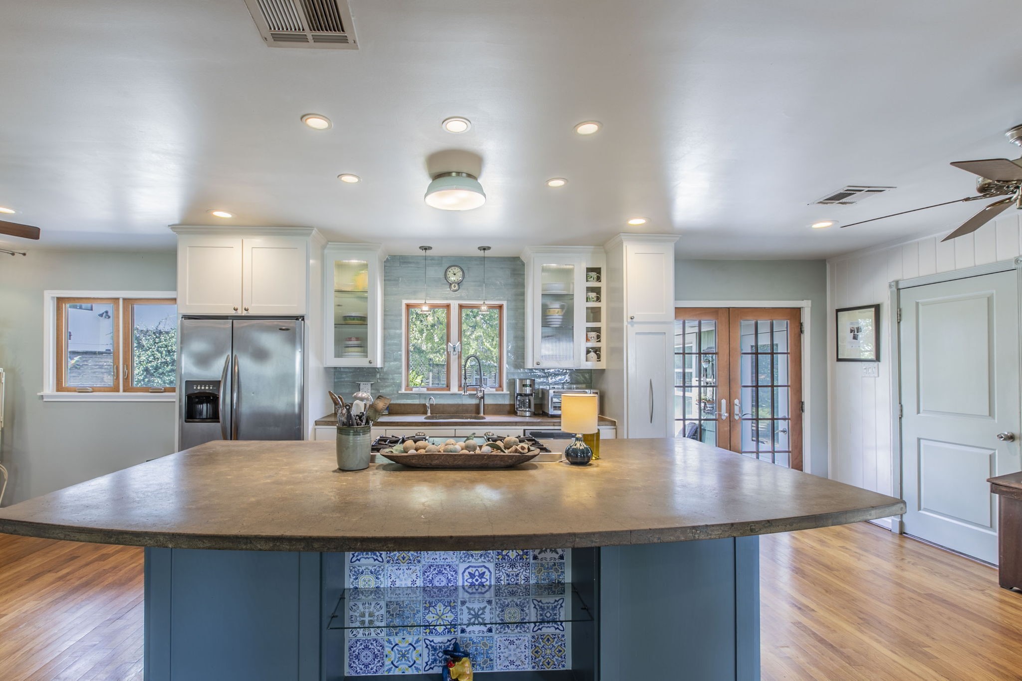 1111 Woodhill Road Houston, TX 77008 - Photo 9 of 42 a kitchen with counter space and window