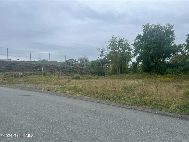 $100,000 | 2 Harbor Lane, Cohoes, NY 12047