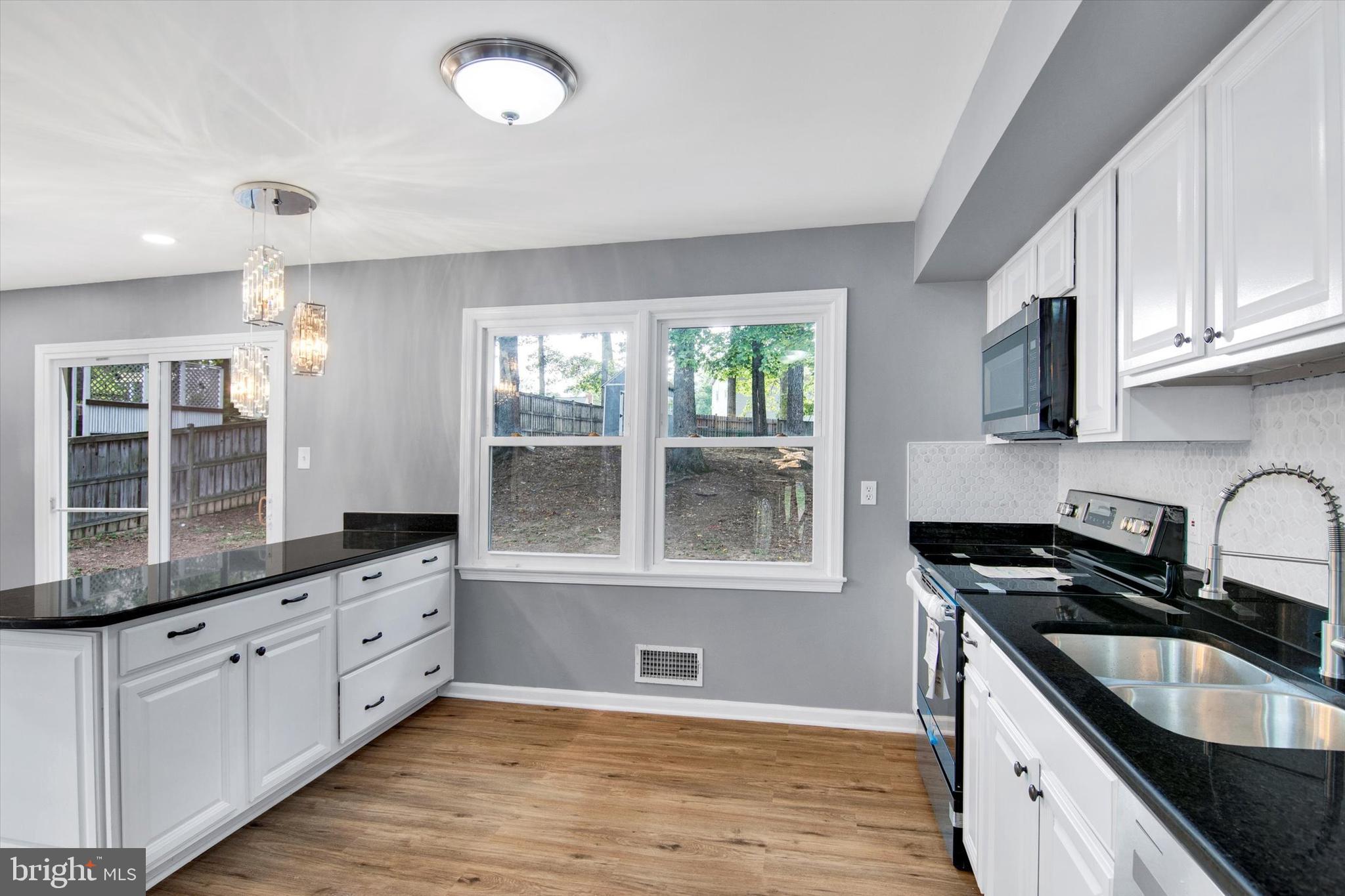 2522 Pembroke Road Woodbridge, VA 22192 - Photo 7 of 37 Kitchen/Dining