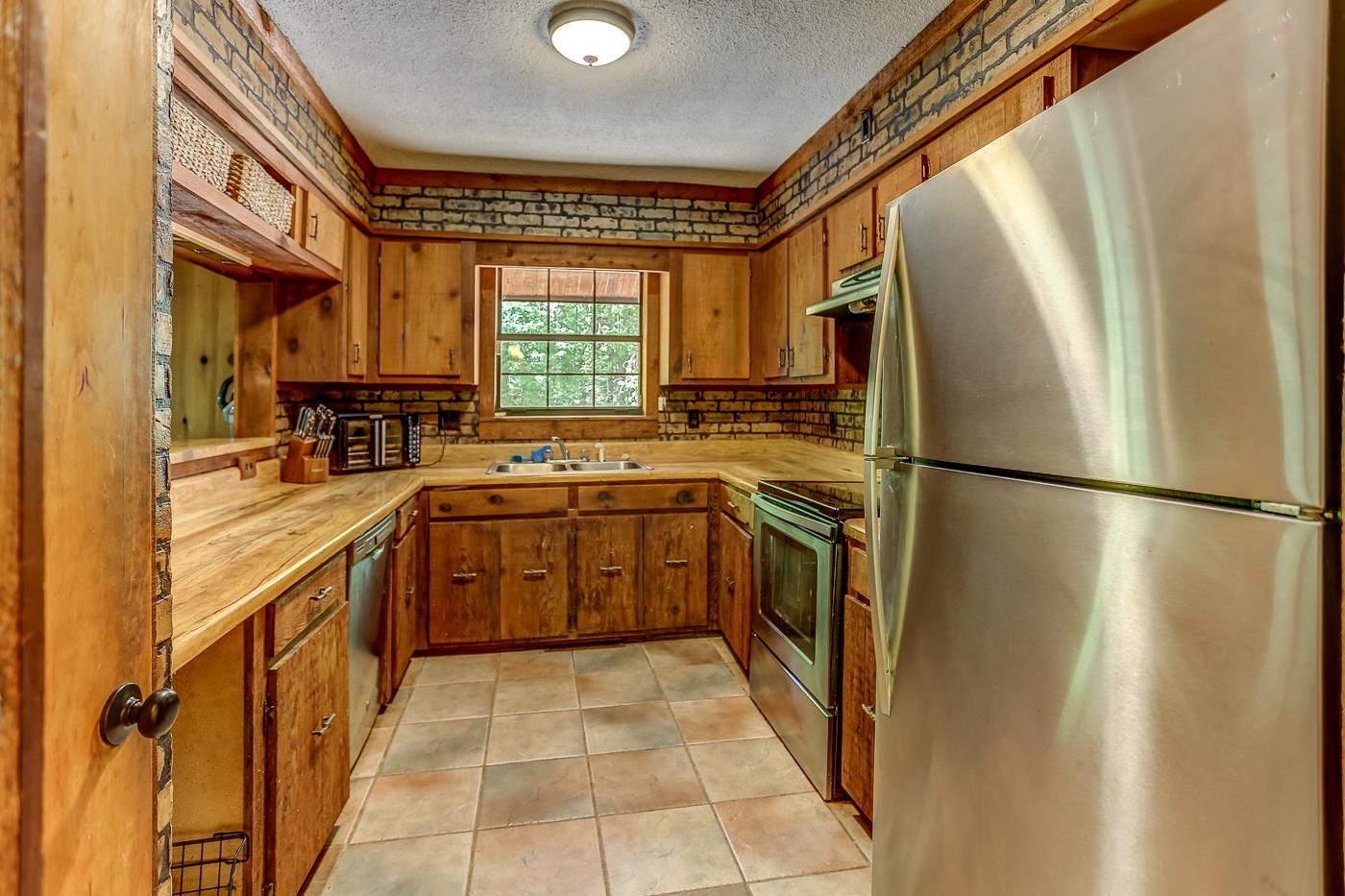 470 Metro Road Eads, TN 38028 - Photo 23 of 40 a kitchen with a sink a refrigerator a washer and dryer