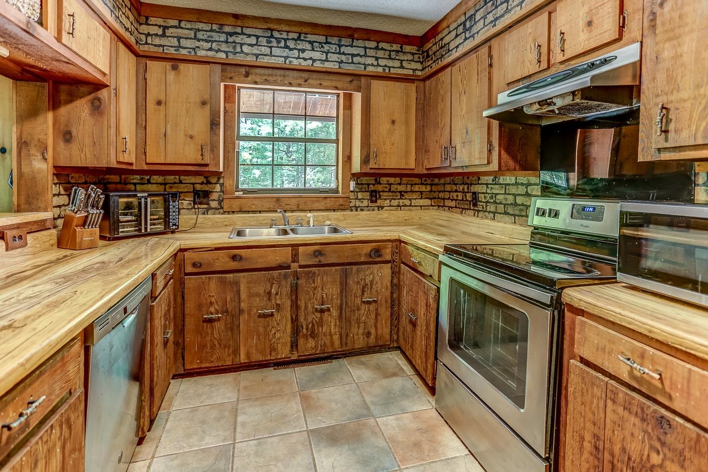 470 Metro Road Eads, TN 38028 - Photo 24 of 40 a kitchen that has a sink and a stove in it