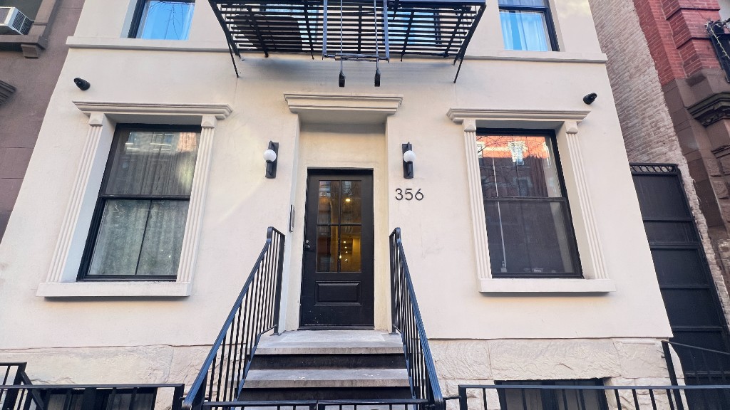 356 West 48th Street, Unit 2C Manhattan, NY 10036 - Photo 4 of 25 a view of a entryway