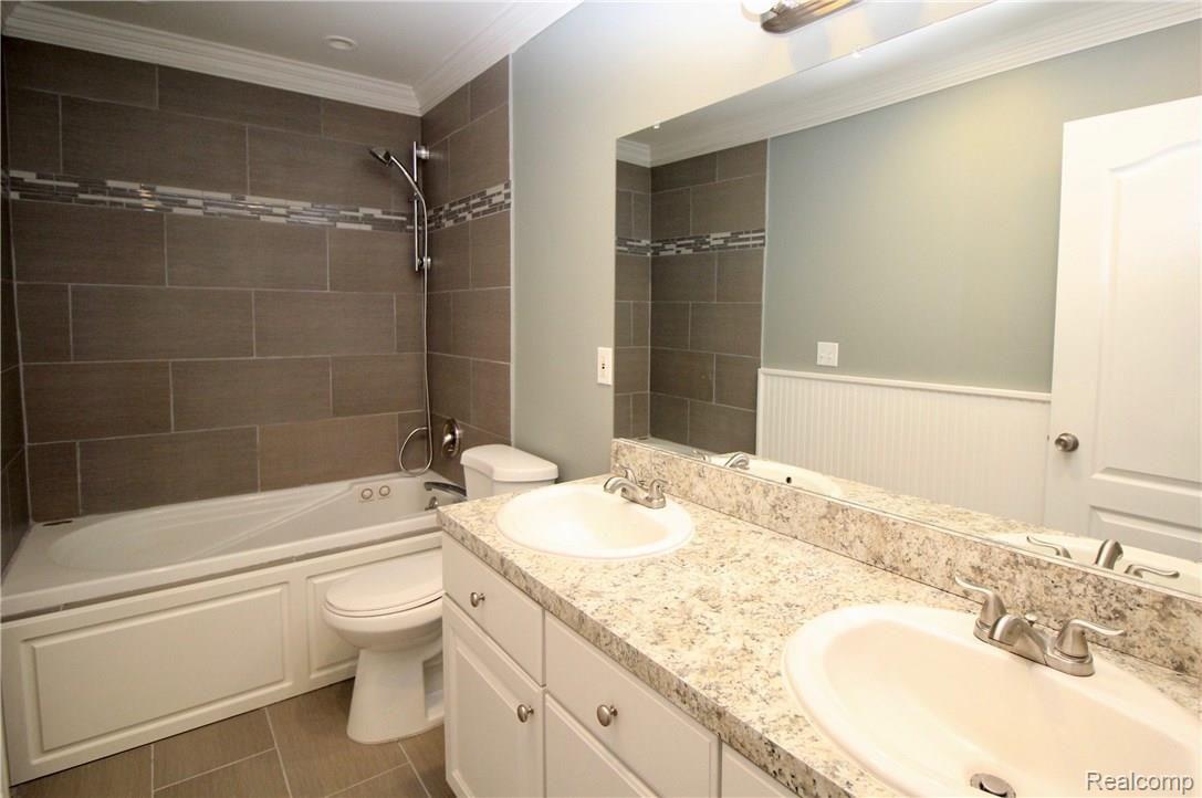 2275 Highfield Road Waterford, MI 48329 - Photo 22 of 29 Full bath with jacuzzi tub