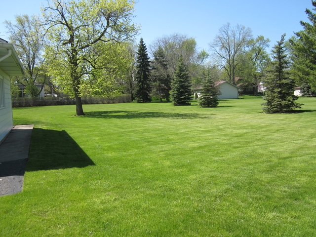 1370 Lee Road Northbrook, IL 60062 - Photo 4 of 4 a view of a grassy field