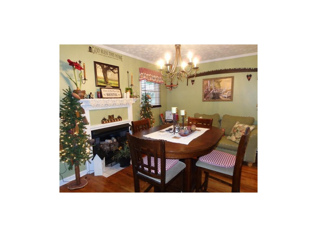 236 Cherokee Road Bristol, VA 24201 - Photo 19 of 25 Dining Room
