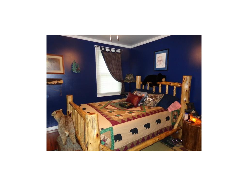 236 Cherokee Road Bristol, VA 24201 - Photo 21 of 25 Bedroom