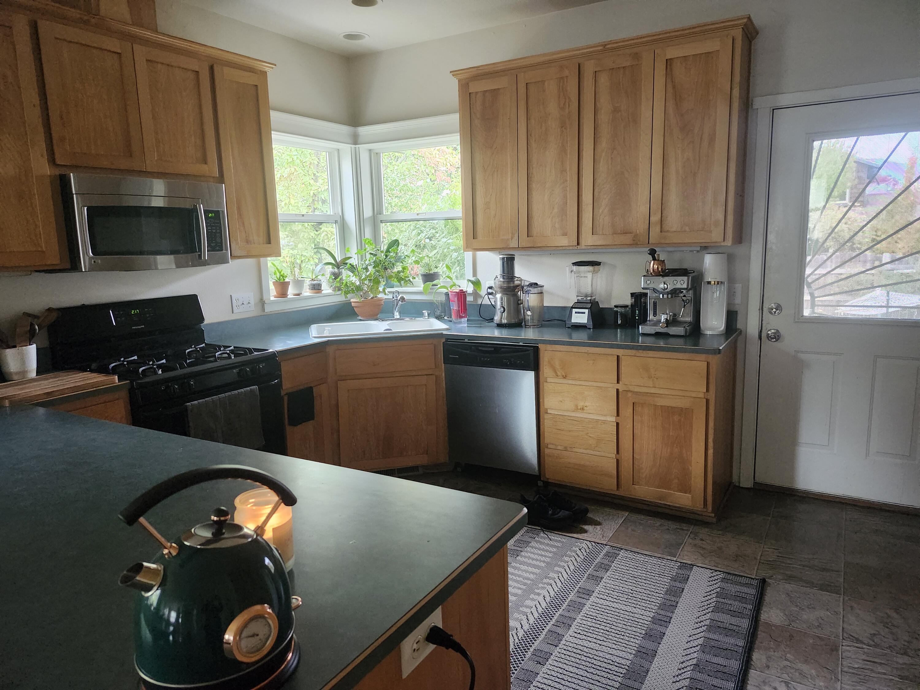 996 Spring Way Ashland, OR 97520 - Photo 3 of 16 Photo 3