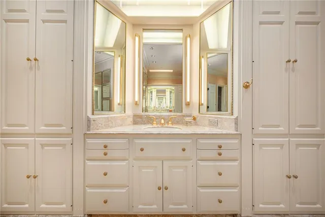 $3,950,000 | 433 Ward Parkway, Unit 7E, Kansas City, MO 64112