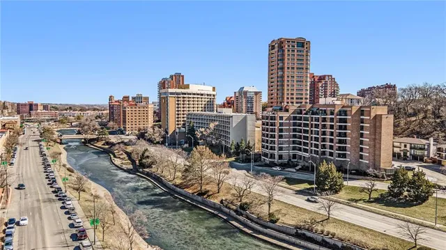 $3,950,000 | 433 Ward Parkway, Unit 7E, Kansas City, MO 64112
