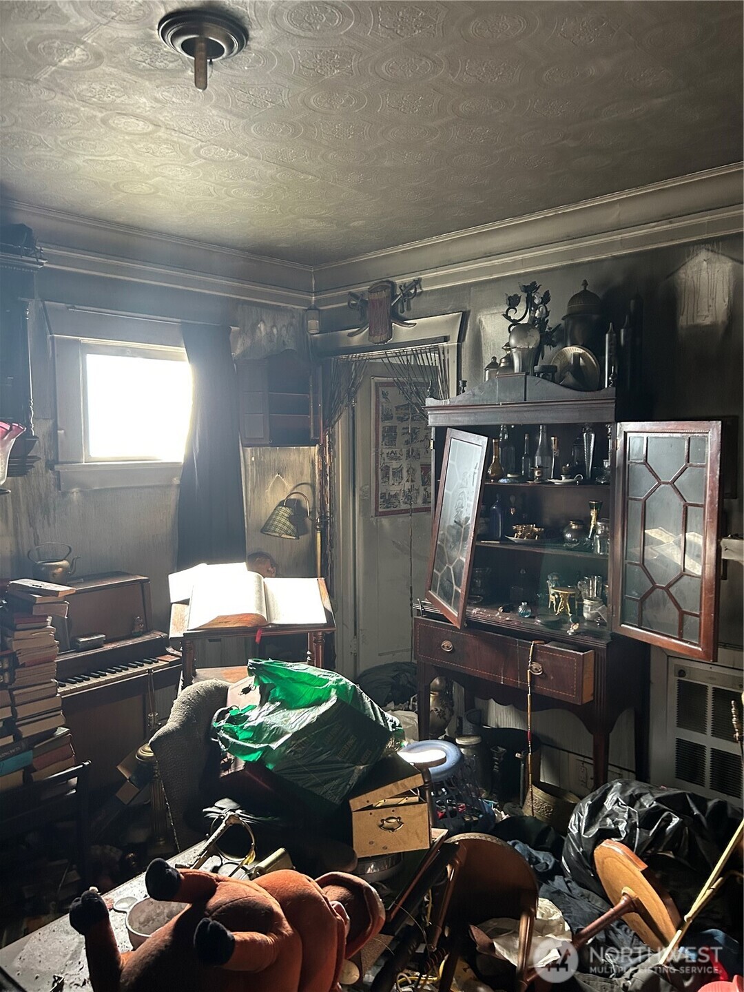 4013 High Street Everett, WA 98201 - Photo 10 of 10 a room with furniture and a window