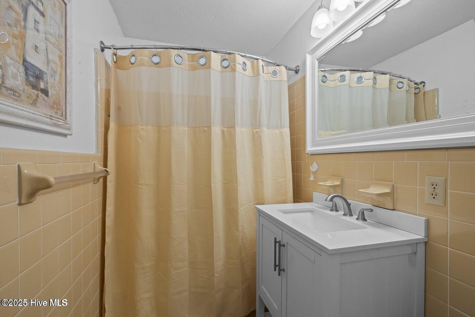 273 Salter Path Road, Unit 5 Pine Knoll Shores, NC 28512 - Photo 16 of 26 Full bath