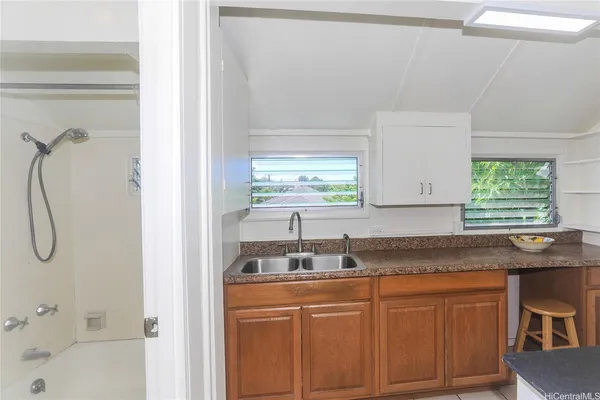 $2,500 | 2534 East Manoa Road, Unit B, Honolulu, HI 96822