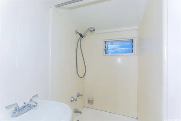 $2,500 | 2534 East Manoa Road, Unit B, Honolulu, HI 96822