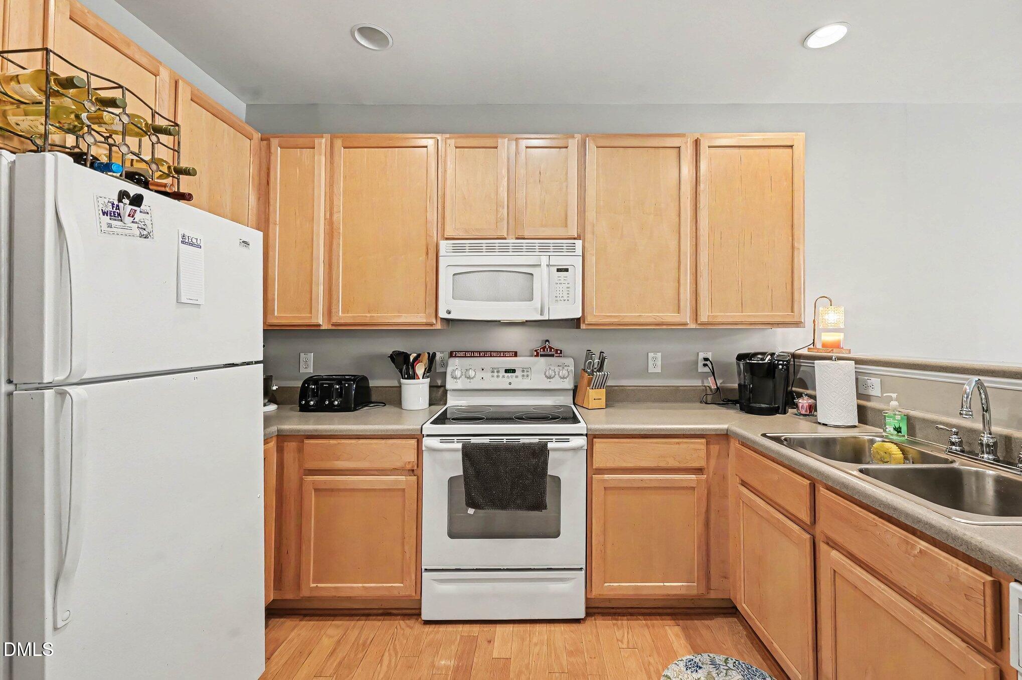 8207 Martello Lane Raleigh, NC 27613 - Photo 6 of 21 010_file_3330