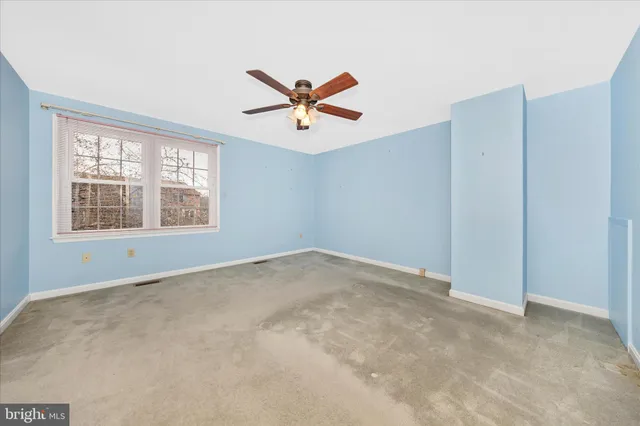 a view of a livingroom with a ceiling fan