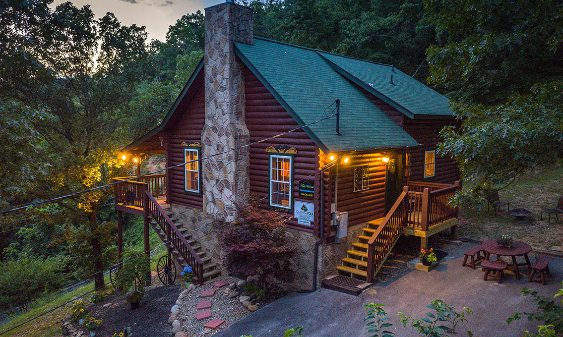 1555 Trappers Ridge Sevierville, TN 37862 - Photo 4 of 38 pigeon-forge-cabin-serendipity-exterior-